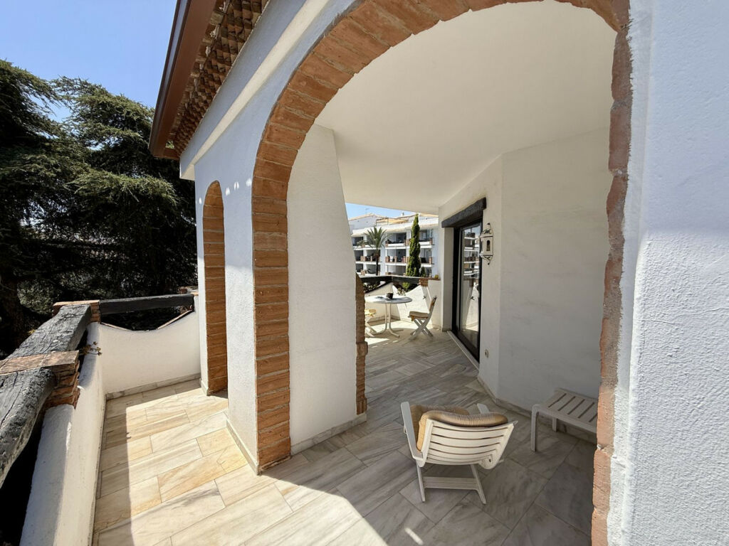 Middle Floor Apartment Calahonda Málaga - image 3