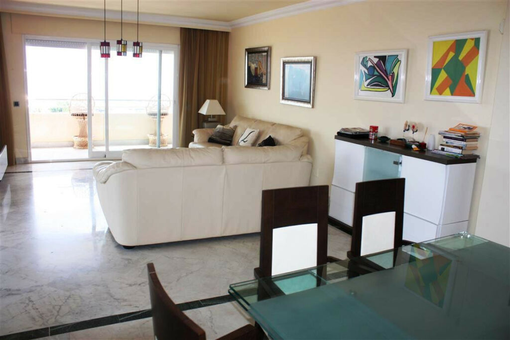 Middle Floor Apartment Puerto Banús Málaga - image 3
