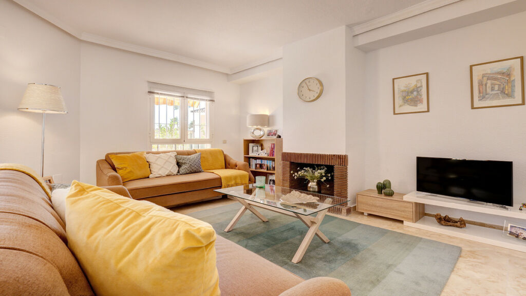 Townhouse La Duquesa Málaga - image 3