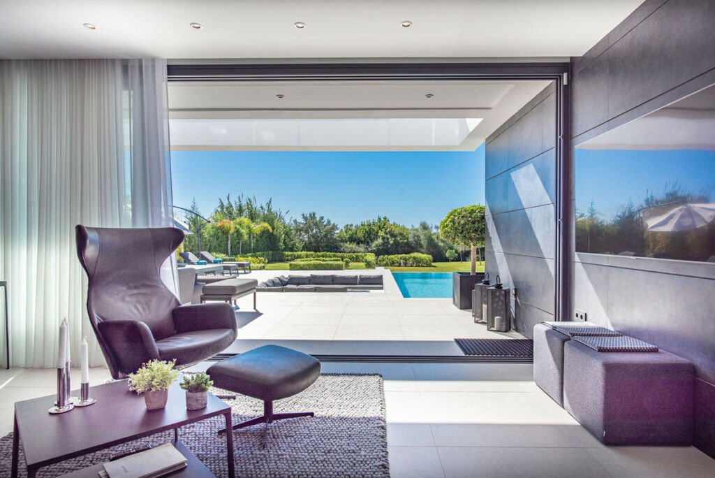 Detached Villa Estepona Málaga - image 3