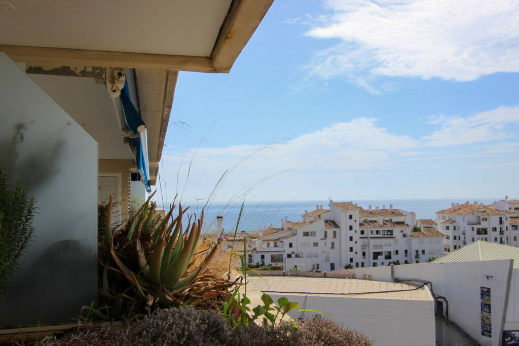Middle Floor Apartment Puerto Banús Málaga - image 3