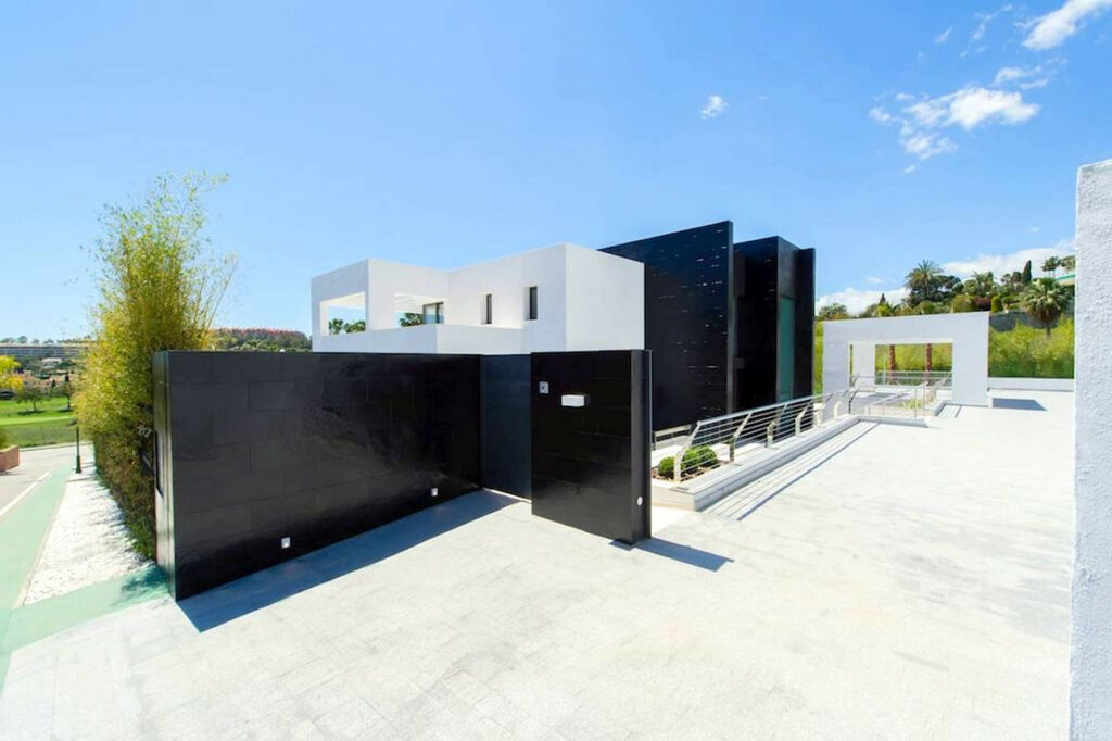 Detached Villa Nueva Andalucía Málaga - image 3