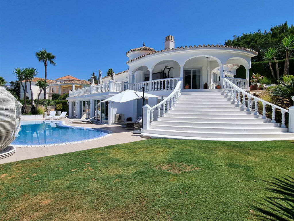 Detached Villa Elviria Málaga - image 3
