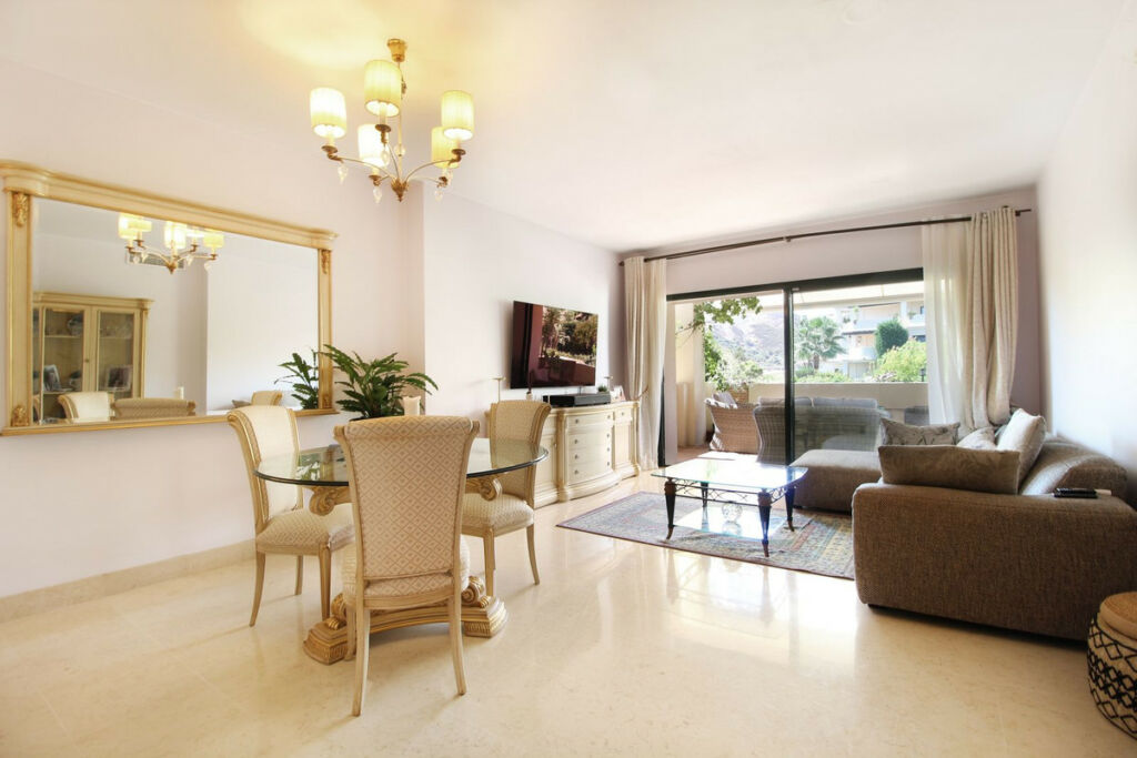 Ground Floor Apartment Benahavís Málaga - image 3