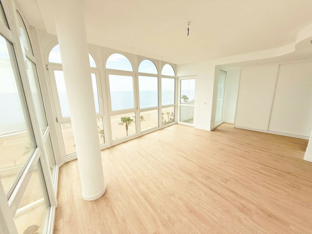 Middle Floor Apartment Estepona Málaga - image 3