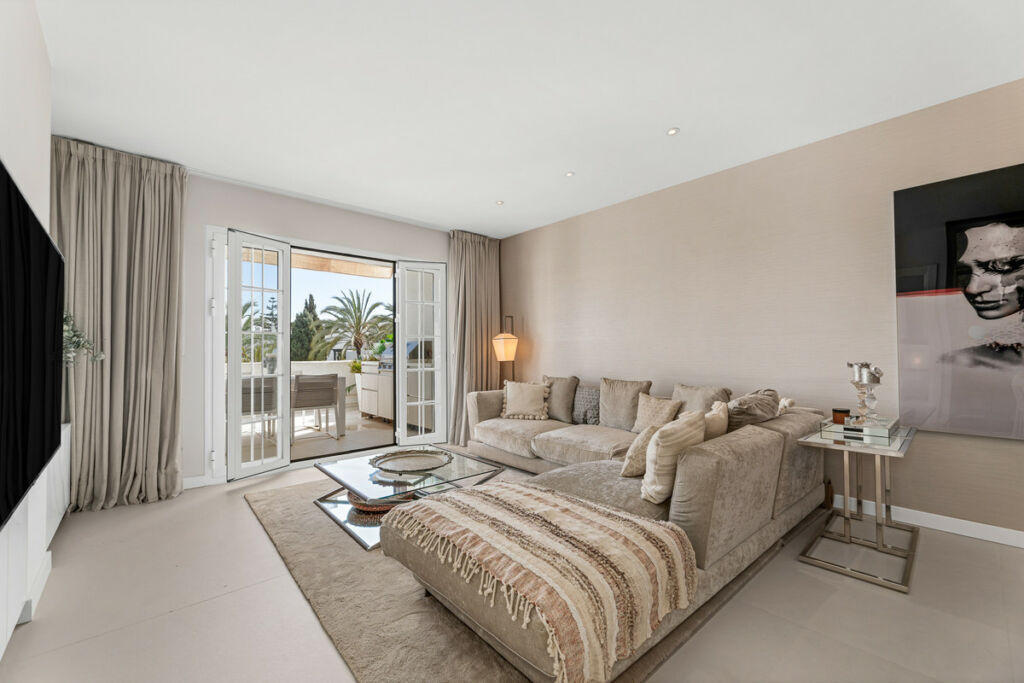 Middle Floor Apartment The Golden Mile Málaga - image 3