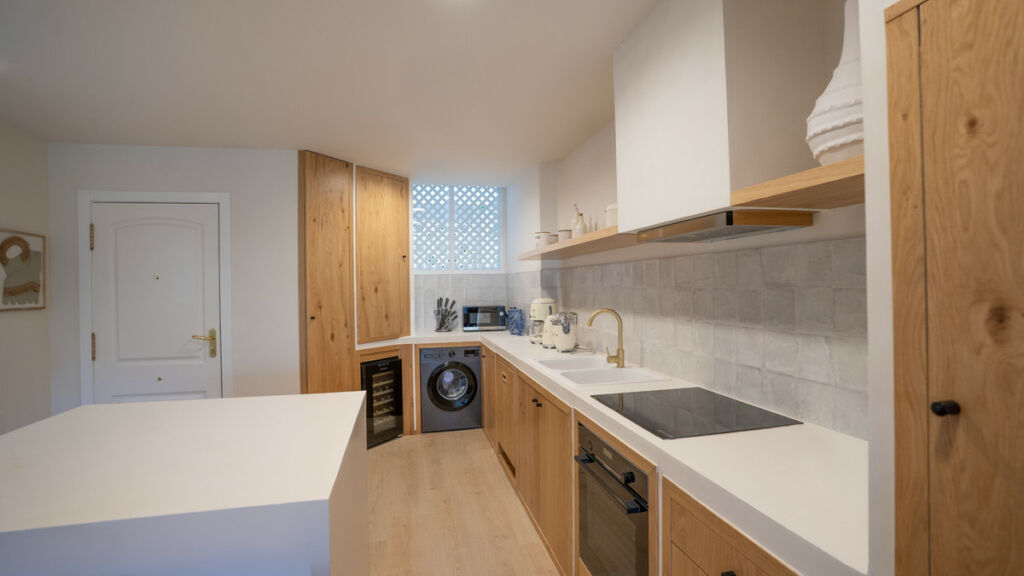 Middle Floor Apartment Puerto Banús Málaga - image 3