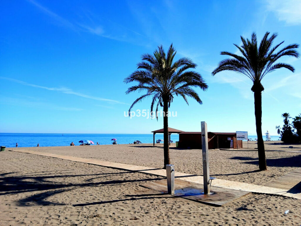 Detached Villa Estepona Málaga - image 3