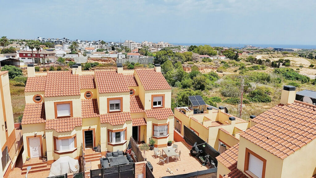 Townhouse Cabo Roig Alicante - image 3