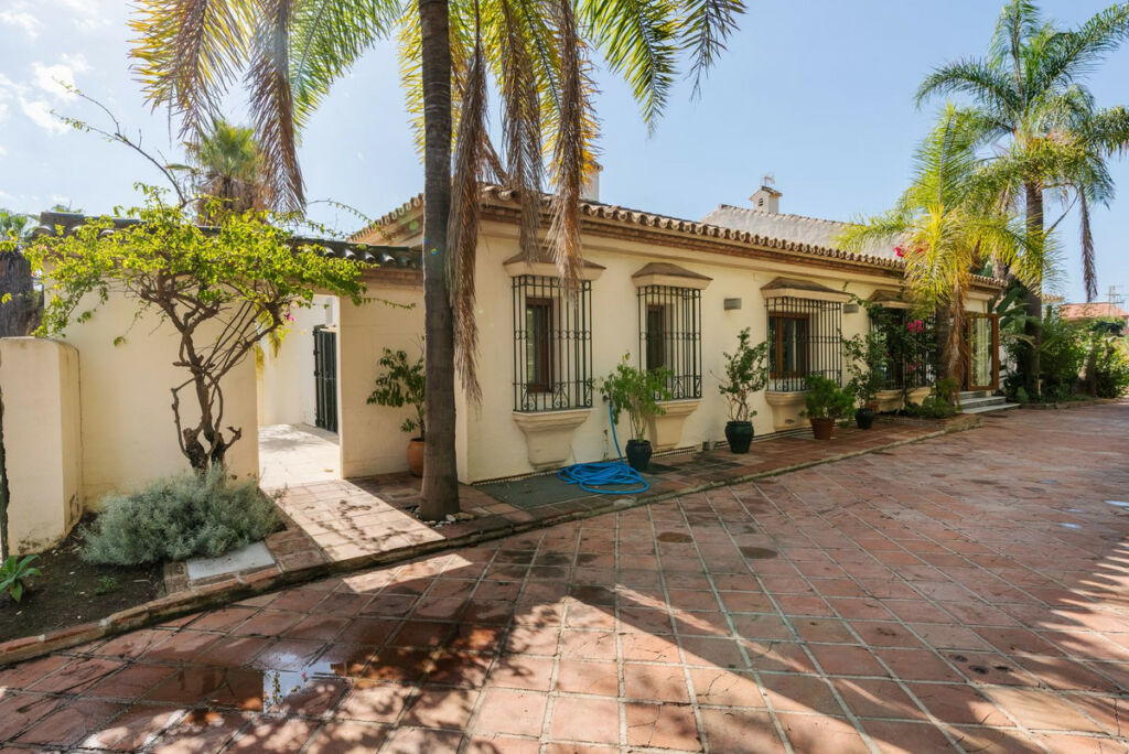 Detached Villa Estepona Málaga - image 3