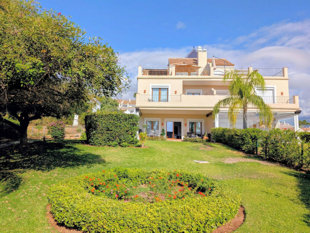Semi-Detached House El Paraiso Málaga - image 4