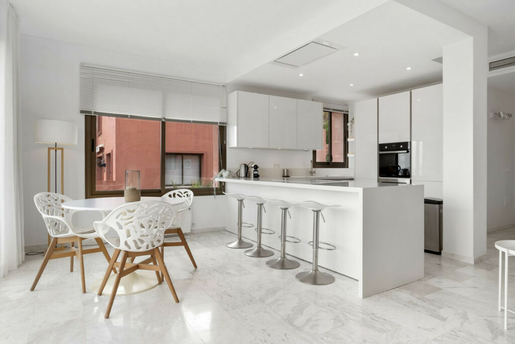 Middle Floor Apartment La Mairena Málaga - image 3