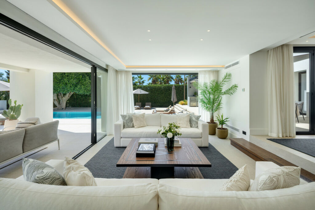 Detached Villa Nueva Andalucía Málaga - image 3