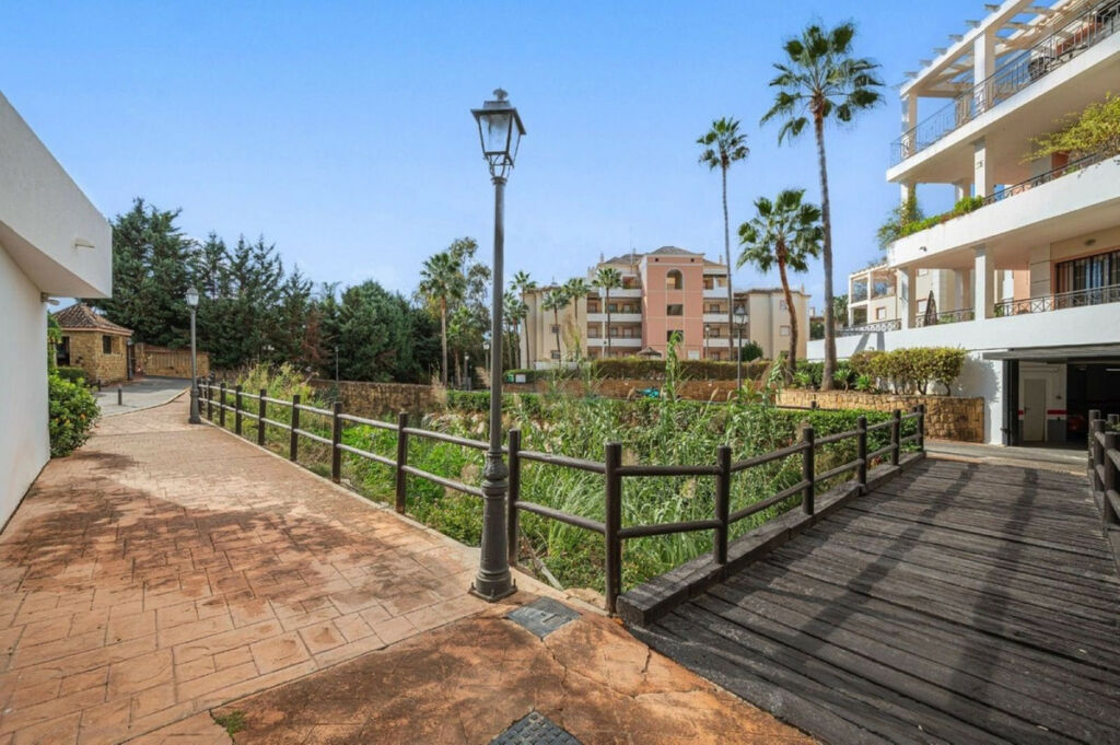 Middle Floor Apartment Las Brisas Málaga - image 3