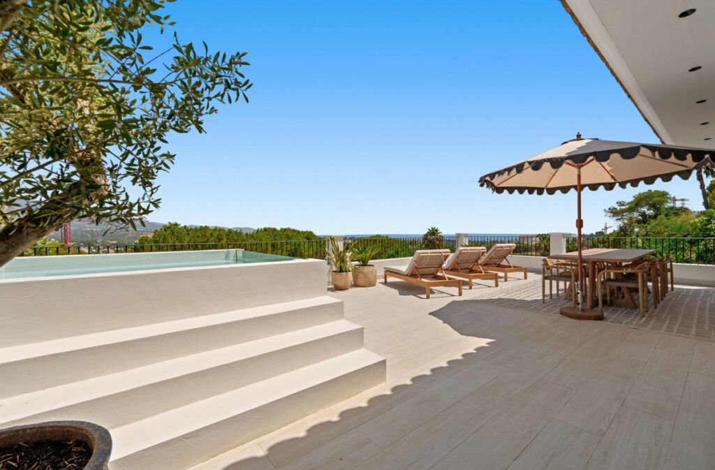 Detached Villa Nueva Andalucía Málaga - image 3