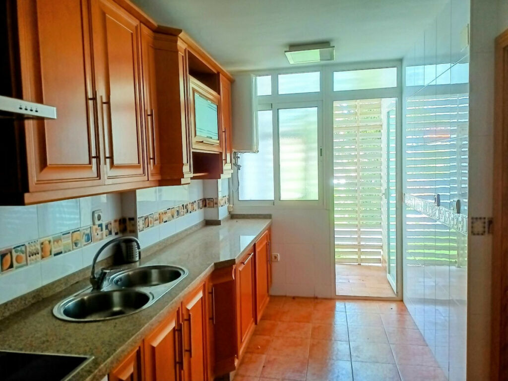 Ground Floor Apartment La Carihuela Málaga - image 3
