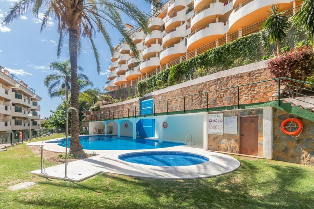 Middle Floor Apartment Nueva Andalucía Málaga - image 3