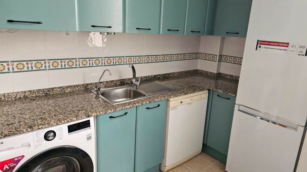 Middle Floor Apartment Torrevieja Alicante - image 3
