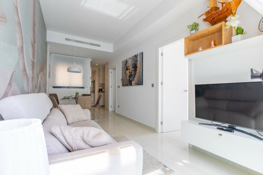 Middle Floor Apartment Torrevieja Alicante - image 3