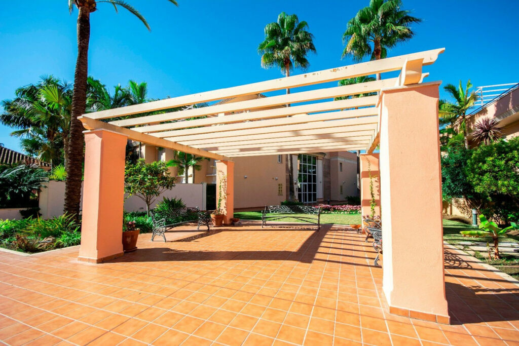 Top Floor Apartment Marbella Málaga - image 3