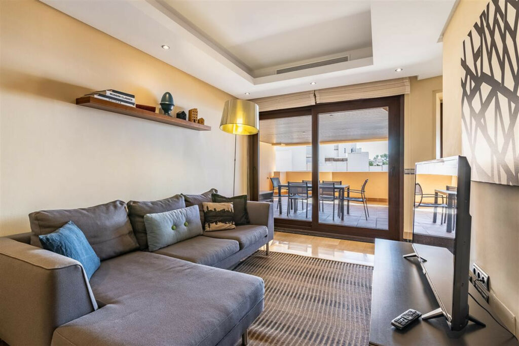 Middle Floor Apartment Estepona Málaga - image 3