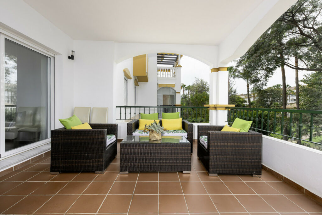 Middle Floor Apartment Nueva Andalucía Málaga - image 3