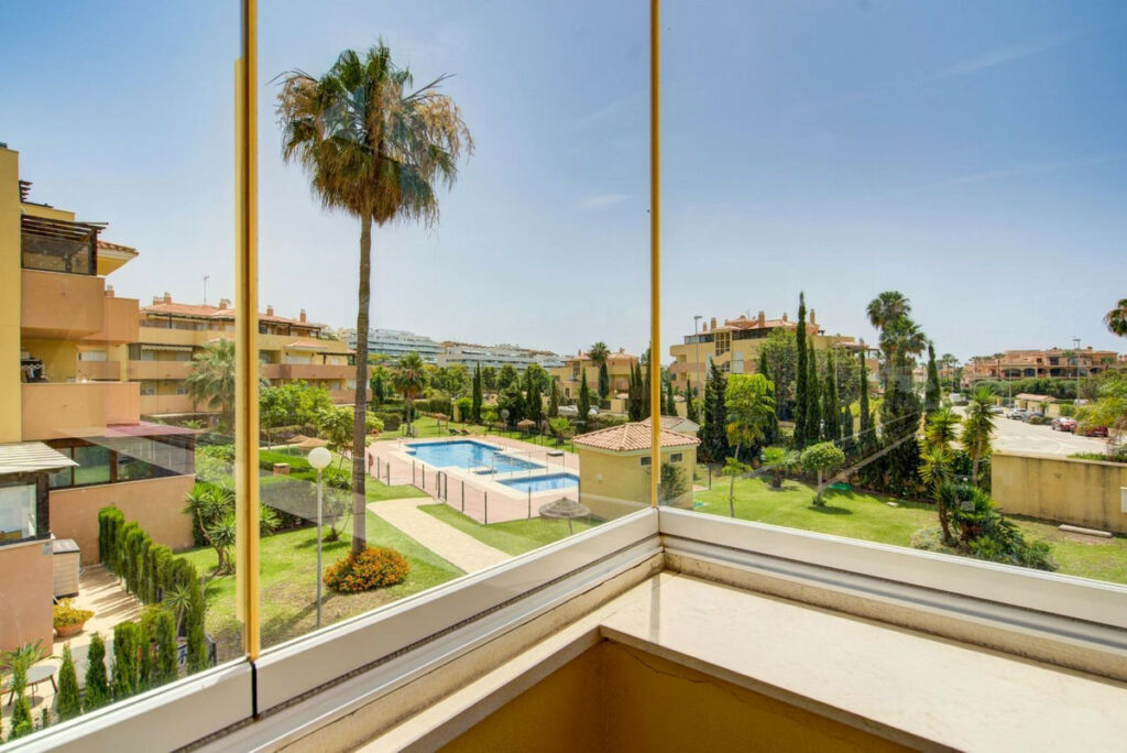 Middle Floor Apartment La Cala de Mijas Málaga - image 3