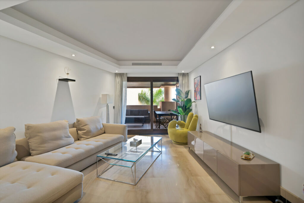 Middle Floor Apartment Estepona Málaga - image 3