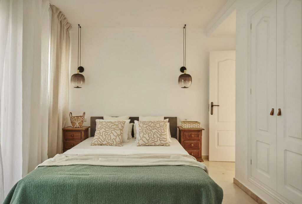 Middle Floor Apartment Estepona Málaga - image 3
