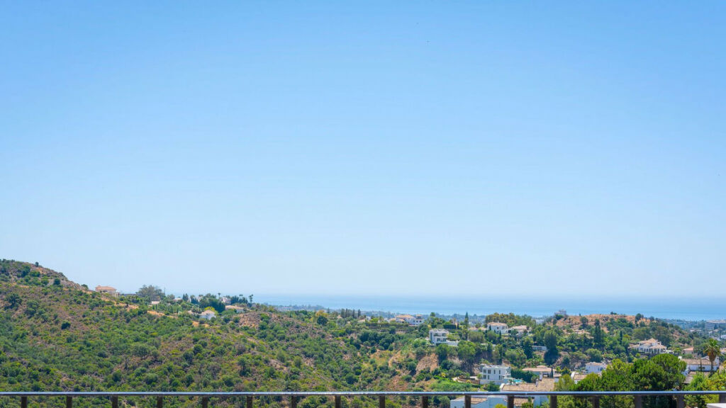 Top Floor Apartment La Quinta Málaga - image 3