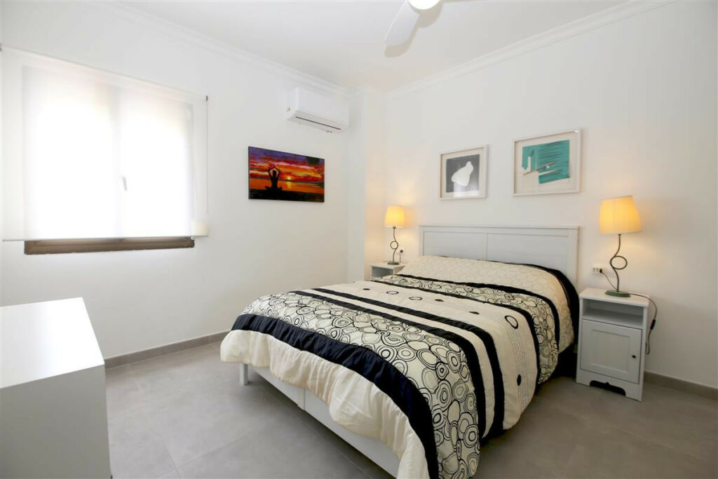 Middle Floor Apartment Estepona Málaga - image 3