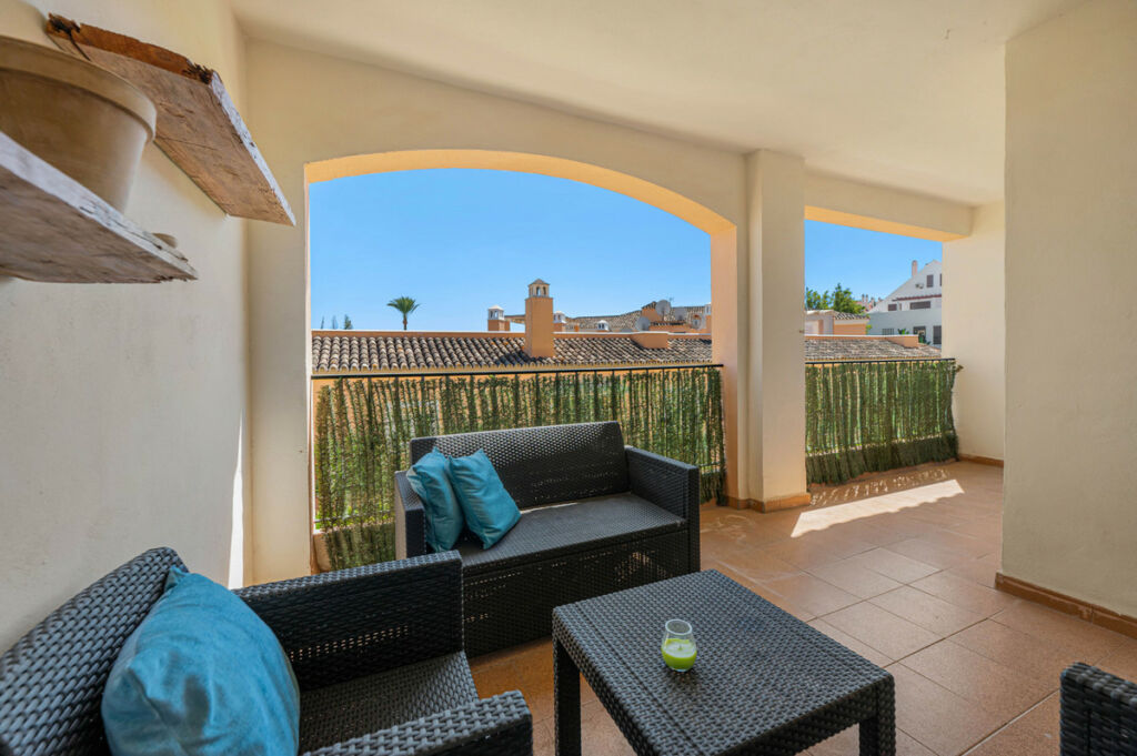 Middle Floor Apartment Nueva Andalucía Málaga - image 3