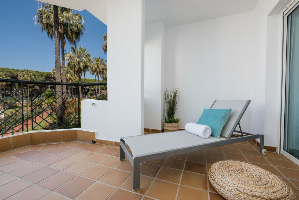 Middle Floor Apartment Calahonda Málaga - image 3