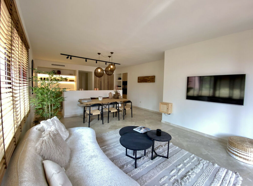 Middle Floor Apartment Estepona Málaga - image 3
