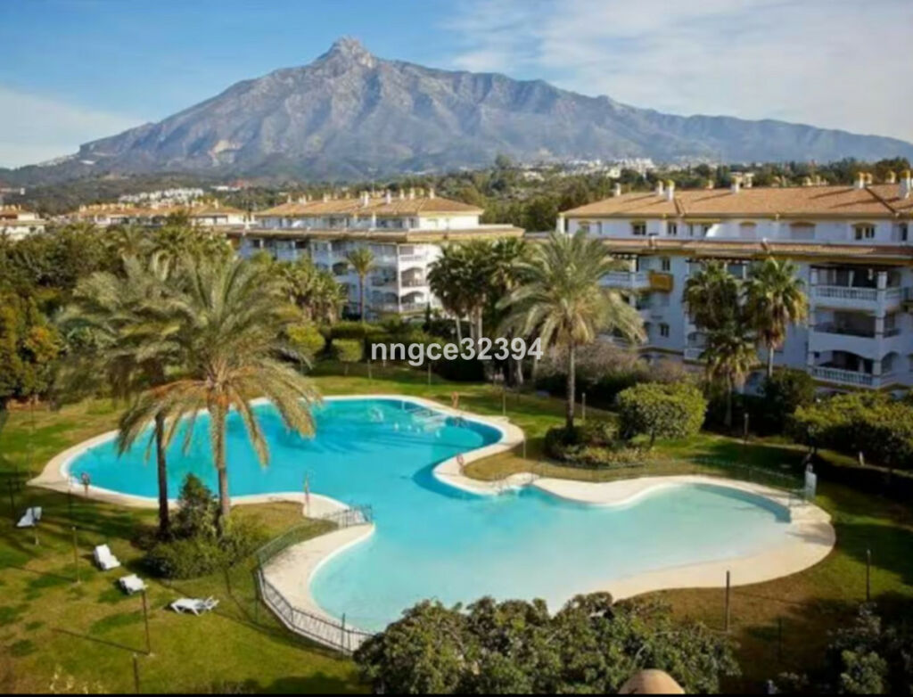 Middle Floor Apartment Puerto Banús Málaga - image 3