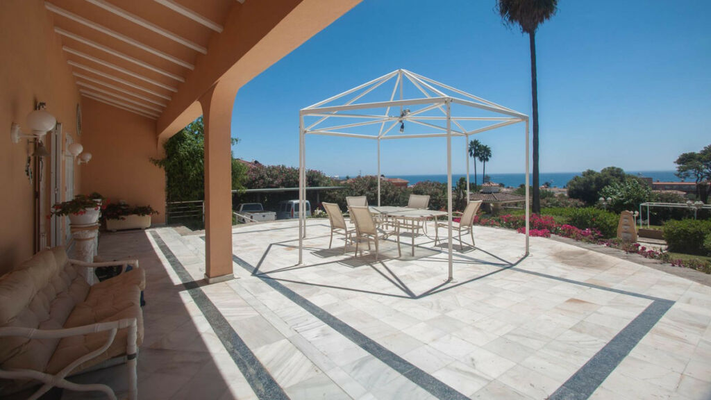 Detached Villa Estepona Málaga - image 3
