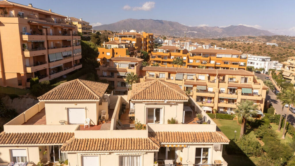 Top Floor Apartment Riviera del Sol Málaga - image 3