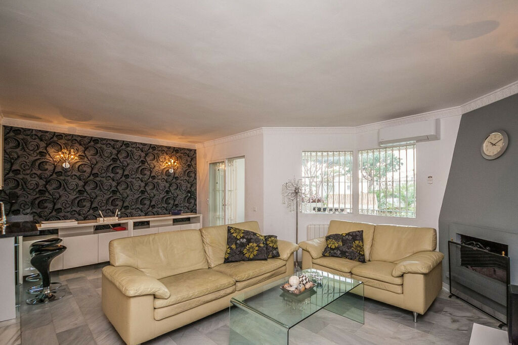 Middle Floor Apartment Calahonda Málaga - image 3