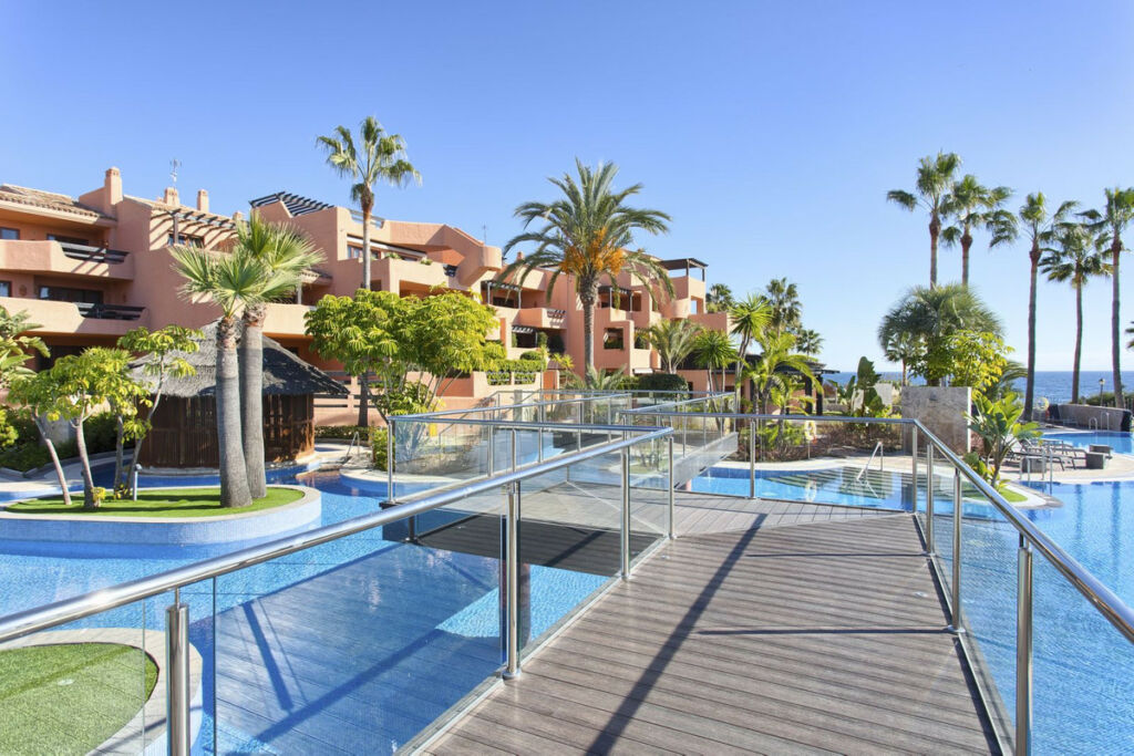 Middle Floor Apartment New Golden Mile Málaga - image 3