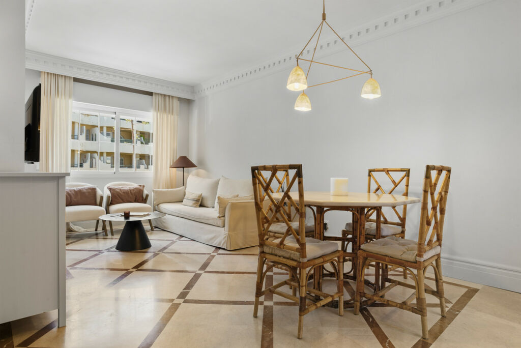 Middle Floor Apartment Nueva Andalucía Málaga - image 3