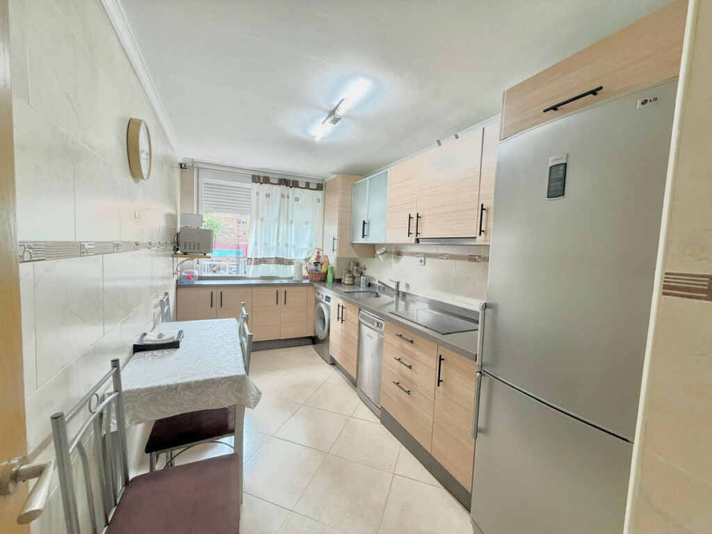 Middle Floor Apartment Fuengirola Málaga - image 3