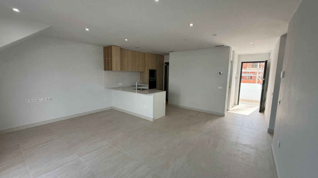 Middle Floor Apartment Torrevieja Alicante - image 3