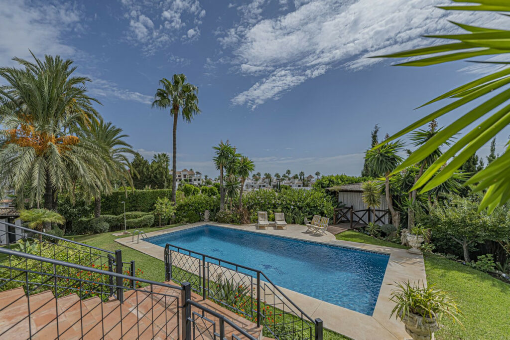 Detached Villa El Paraiso Málaga - image 3