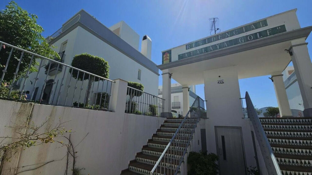 Townhouse Atalaya Málaga - image 3