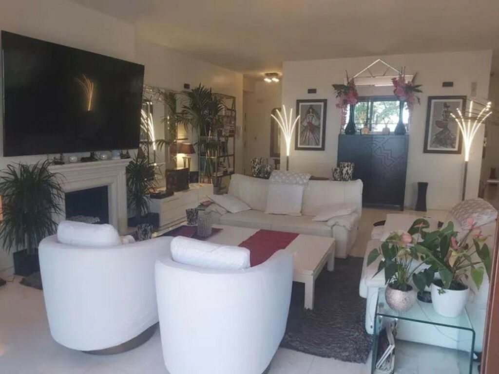 Middle Floor Apartment Marbella Málaga - image 3