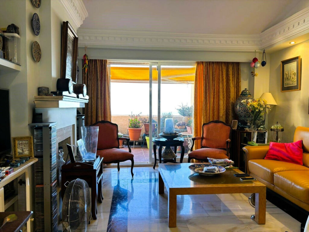 Middle Floor Apartment Calahonda Málaga - image 3