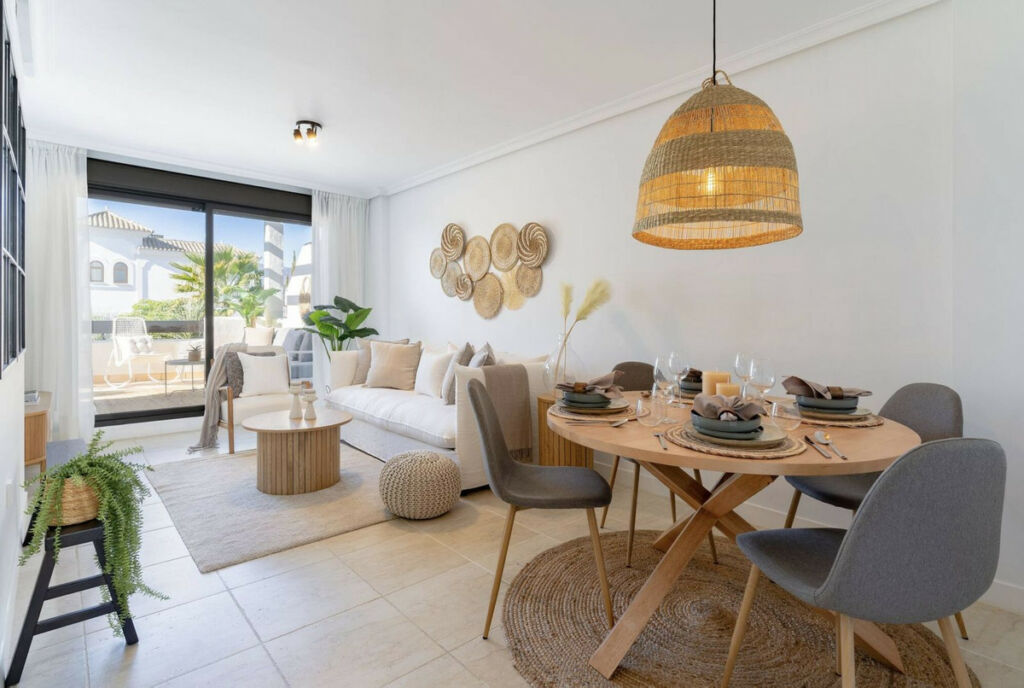 Middle Floor Apartment Estepona Málaga - image 3