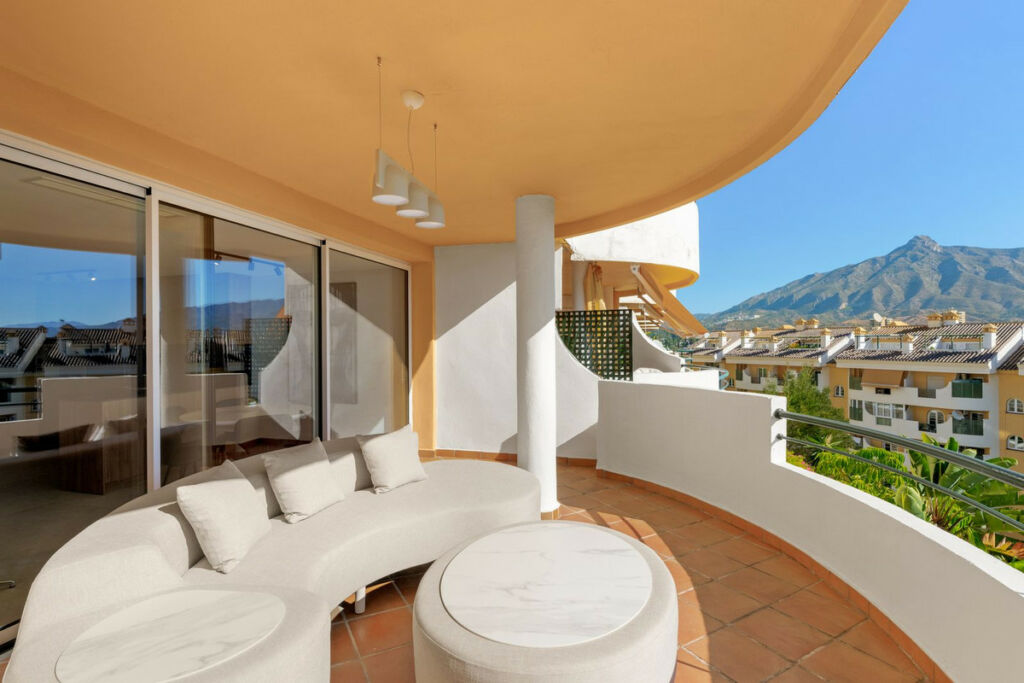 Middle Floor Apartment Nueva Andalucía Málaga - image 3