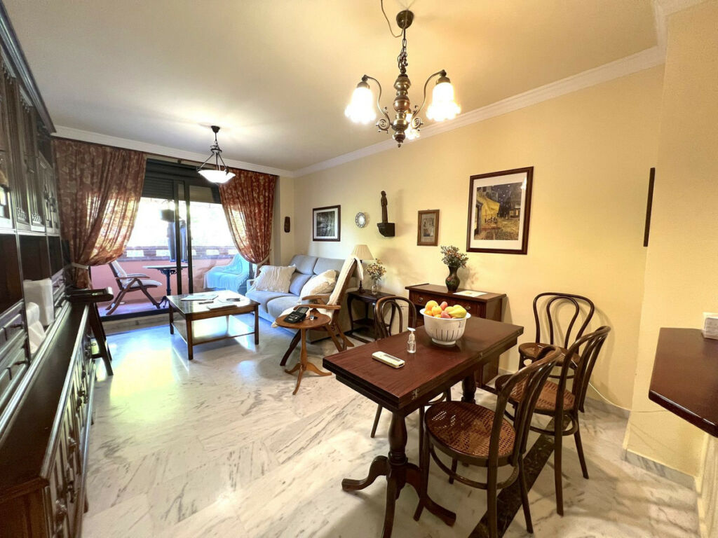 Middle Floor Apartment The Golden Mile Málaga - image 3