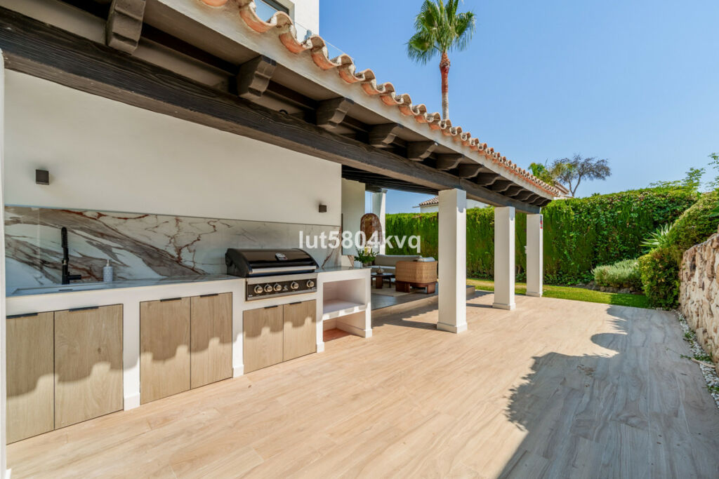 Detached Villa Nueva Andalucía Málaga - image 30
